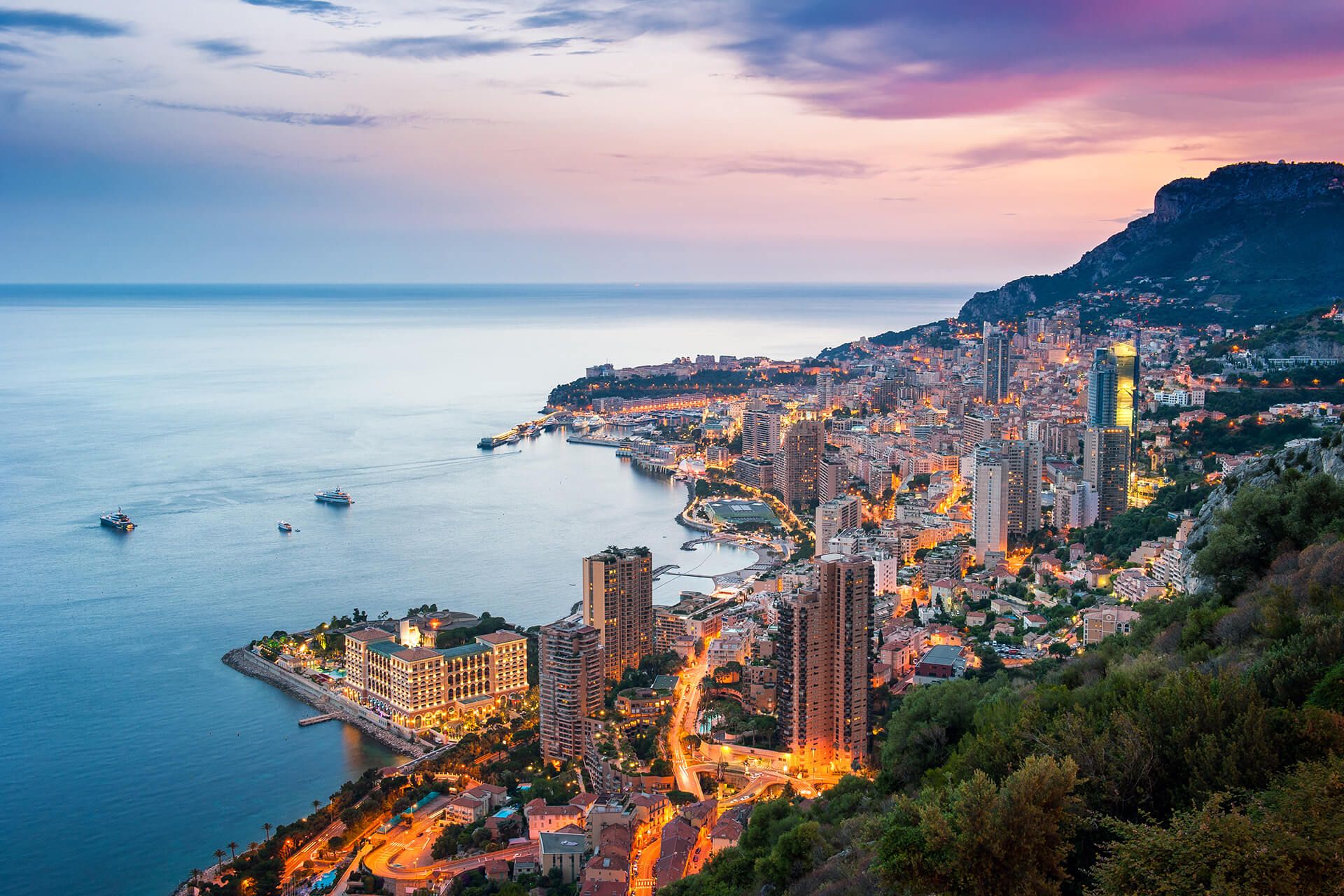 В Монако на яхте, суперяхте или мегаяхте.